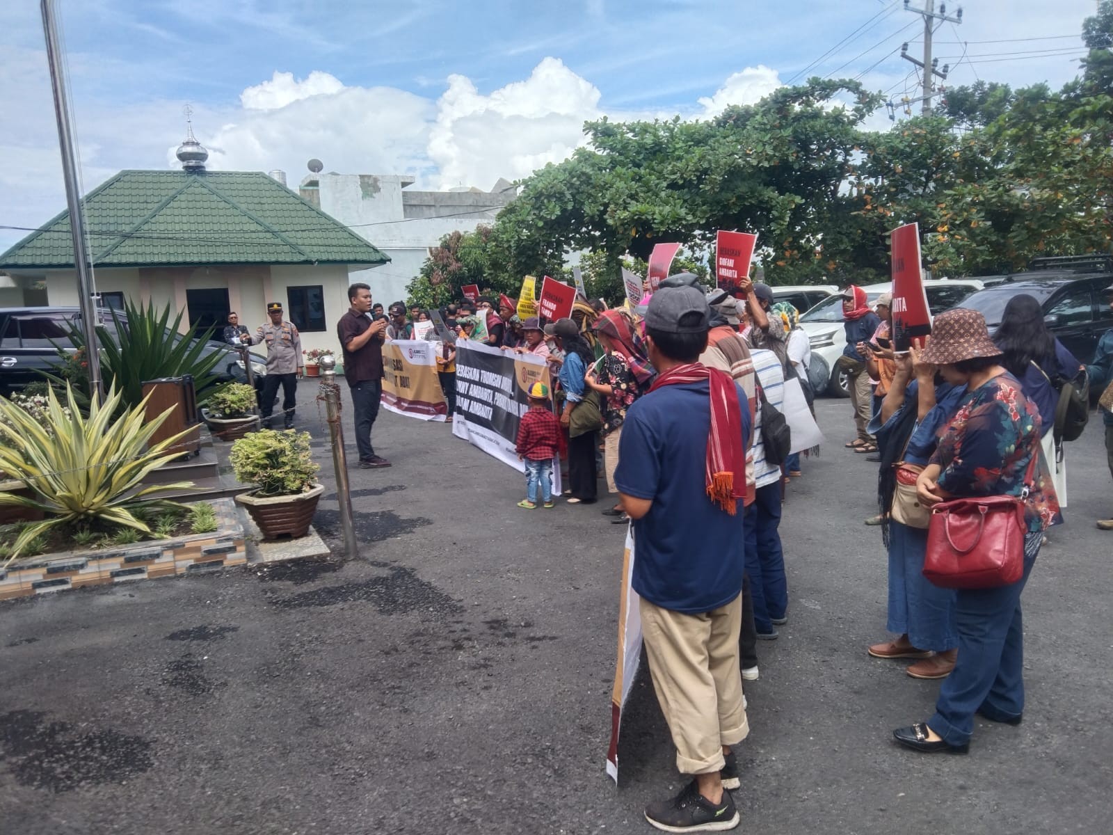 Polres Simalungun Amankan Aksi Unjuk Rasa dan Sidang Tuntutan Aliansi Tutup TPL di Kantor Kejaksaan 