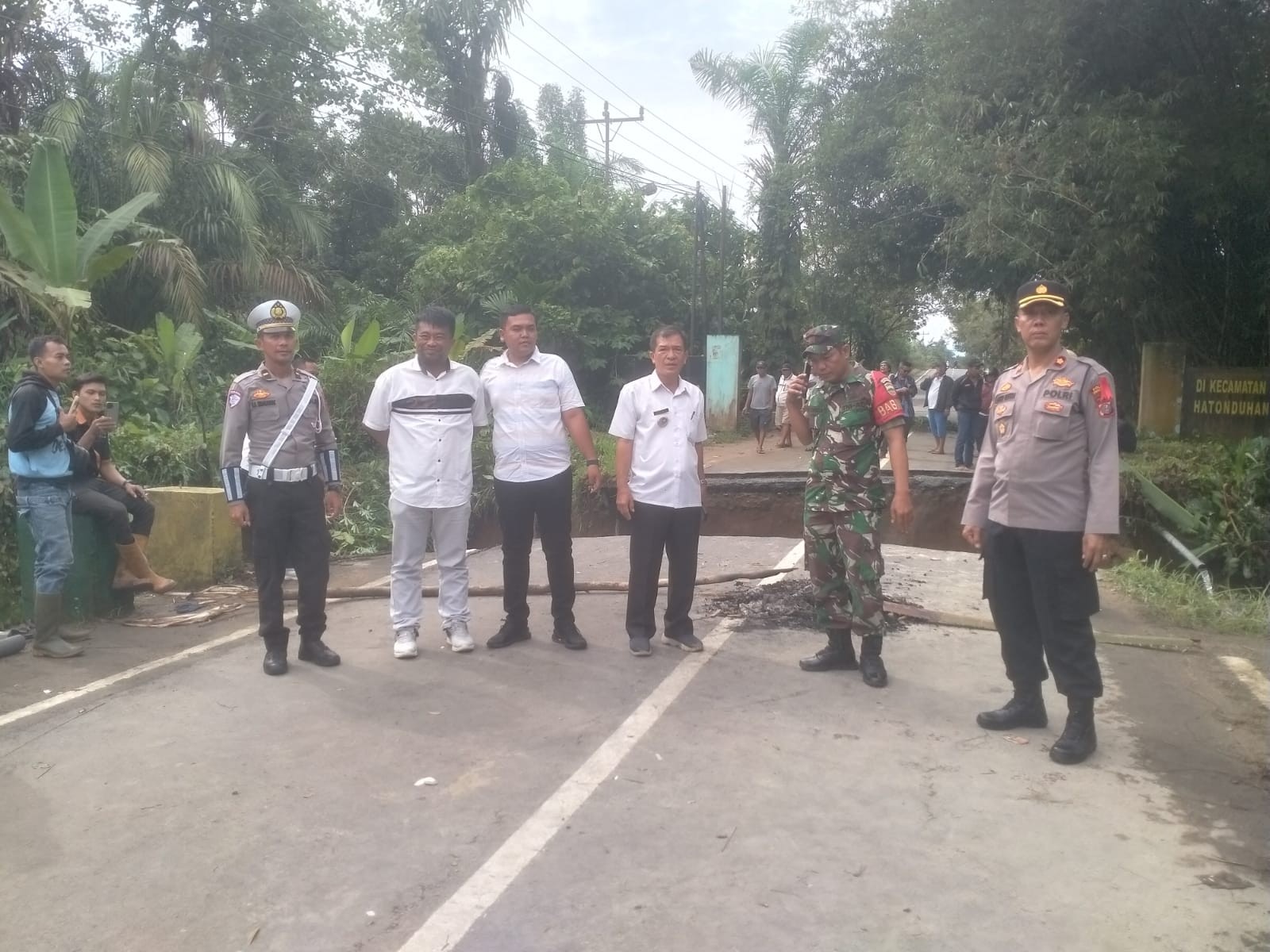 Polsek Tanah Jawa Lakukan Pengamanan dan Pengalihan Arus di Lokasi Jembatan Putus