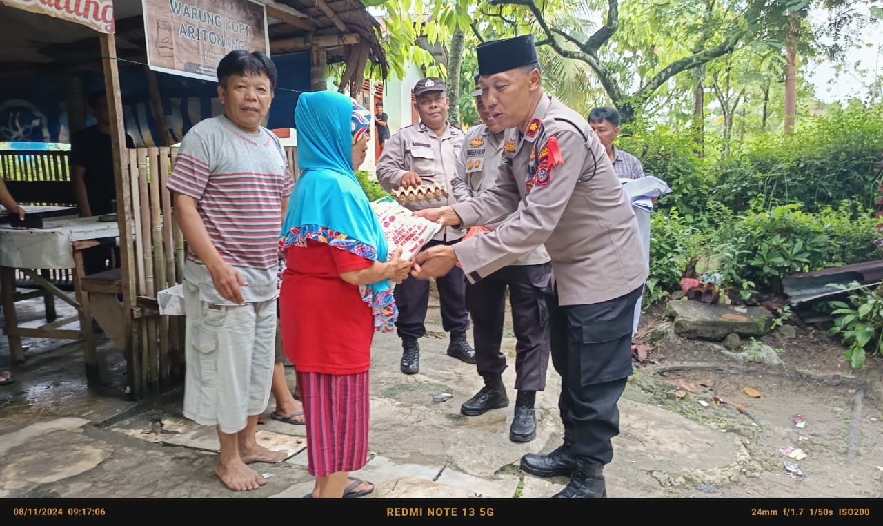 Polsek Tanah Jawa Gelar Kegiatan Jumat Berkah, Berikan Bantuan Sembako