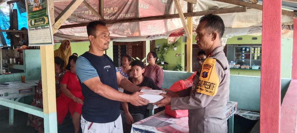 Polres Simalungun Gelar Kegiatan Jumat Berkah, Bagikan 100 Nasi Kotak kepada Warga Tanah Jawa dan Na