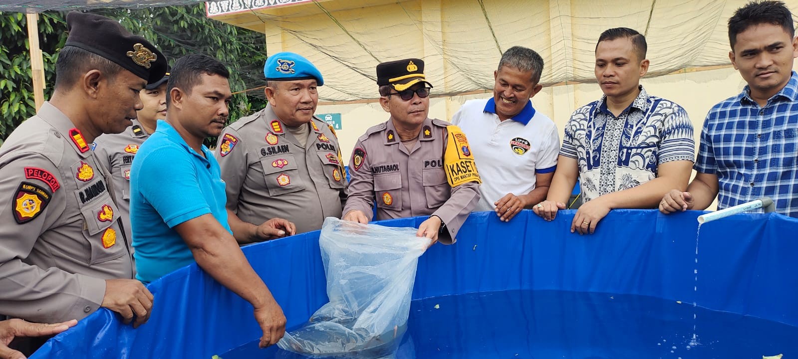 Polres Simalungun Dukung Ketahanan Pangan Program Astacita Presiden dengan Penaburan 7500 Bibit Ikan