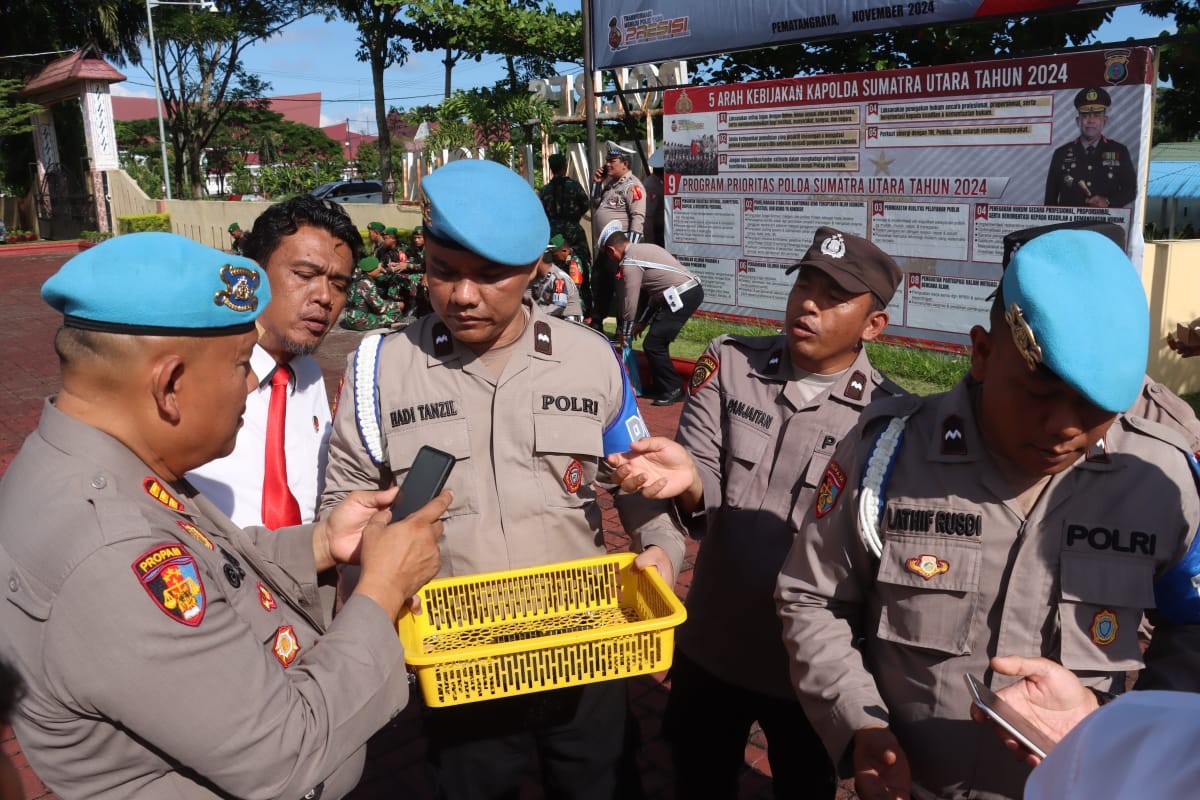 Kasi Propam Polres Simalungun Lakukan Pemeriksaan Mendadak HP Personel, Cegah Praktik Judi Online