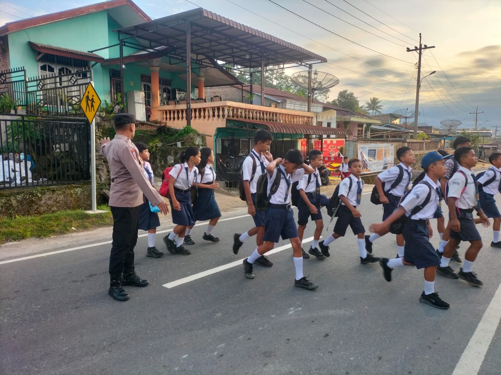 Pengaturan Lalu Lintas oleh Polres Panei Tongah Memastikan Keamanan Pelajar di Jam Sibuk