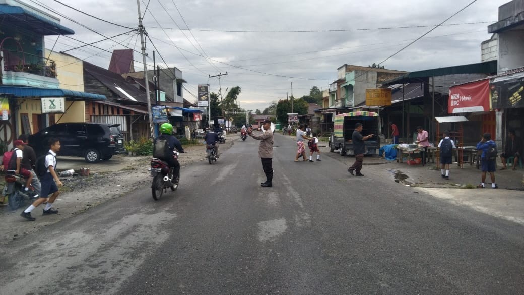 Polsek Sidamanik Tingkatkan Pengamanan Lalulintas di Depan SMP Negeri I Untuk Keamanan Pelajar