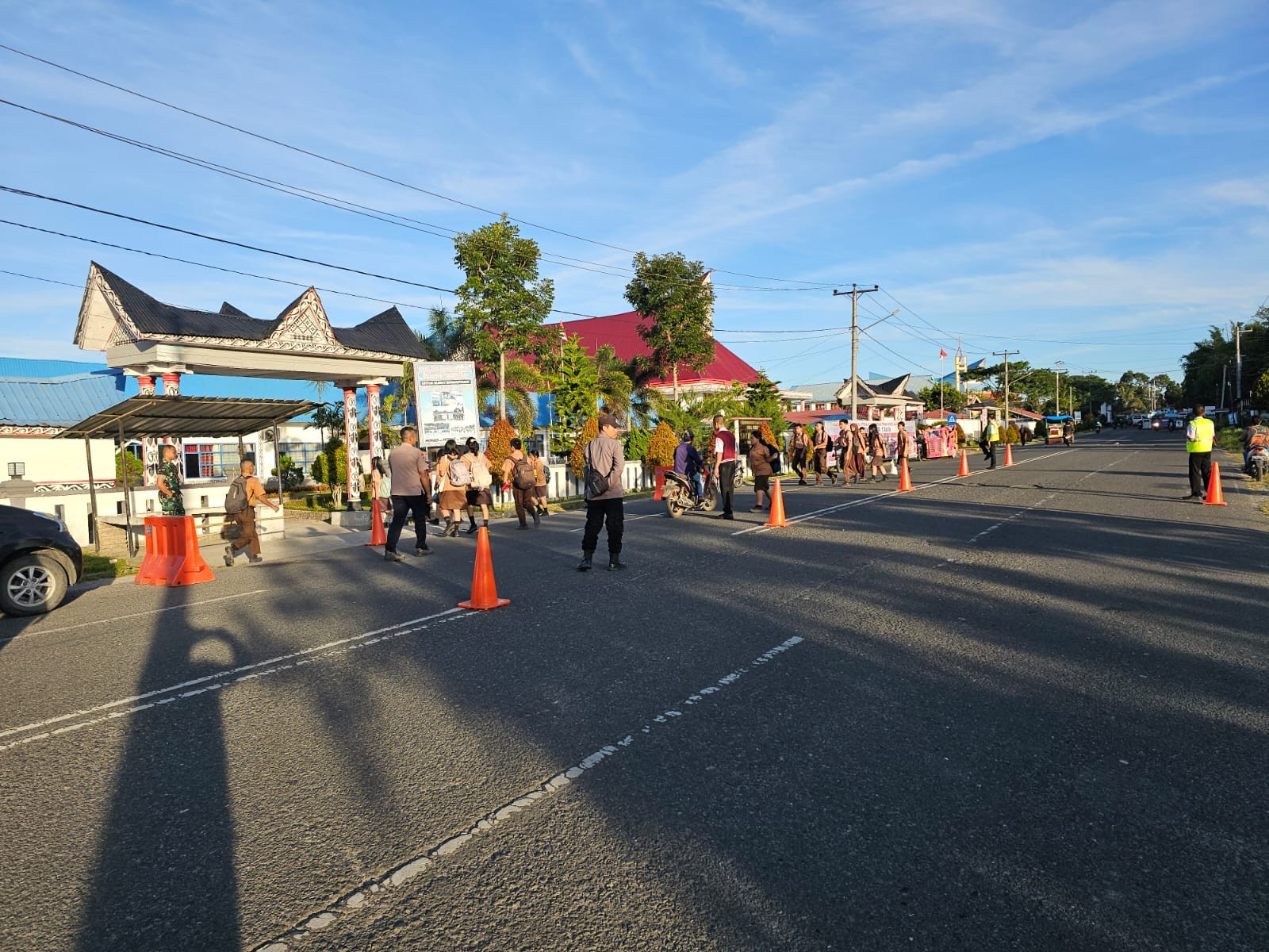 Polsek Raya Tingkatkan Keamanan dan Kelancaran Lalu Lintas Pagi Hari di Jalan Sutomo