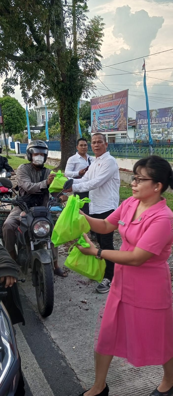 Kebahagiaan Berbagi di Bulan Ramadhan: Sat Reskrim Polres Simalungun Bagikan Takjil kepada Masyaraka