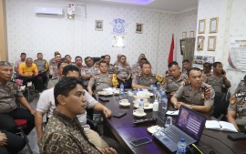Kapolres Simalungun dan 17 Kapolsek Ikuti Zoom Meeting Kapolda Sumut, Perkuat Anev Sitkamtibmas Wujudkan "Polisi Bersama Masyarakat"